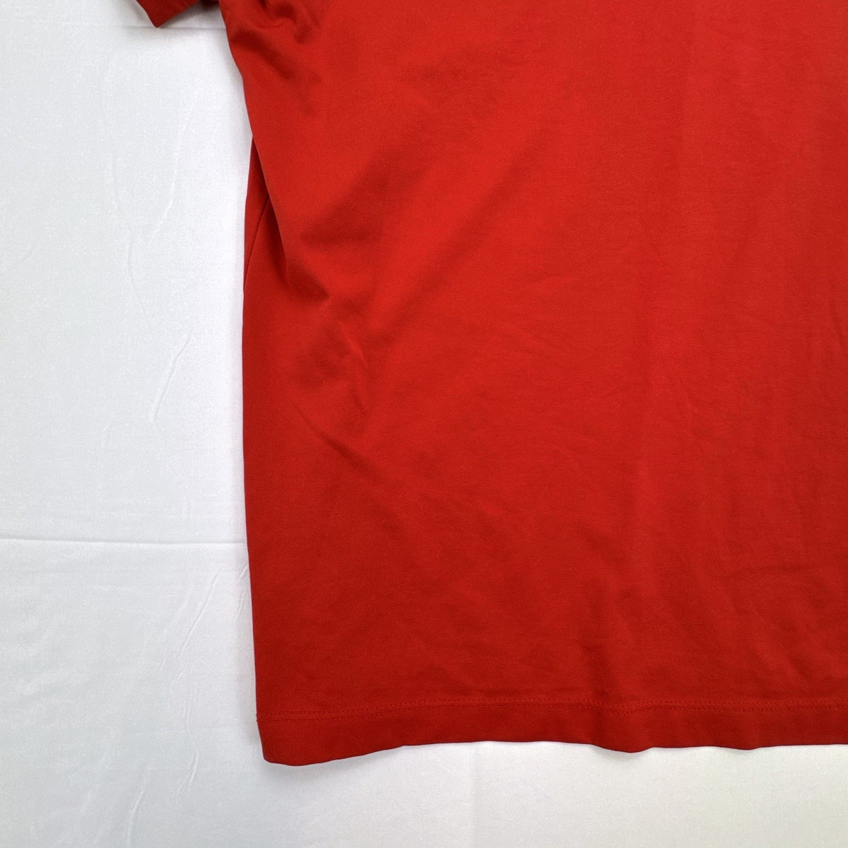 Manchester United men's XL red graphic t-shirt featuring the club crest and bold MAN UTD chest print.