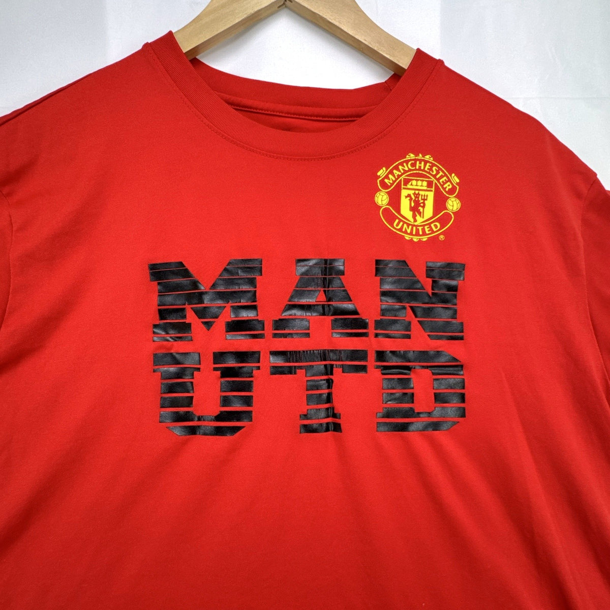 Manchester United men's XL red graphic t-shirt featuring the club crest and bold MAN UTD chest print.