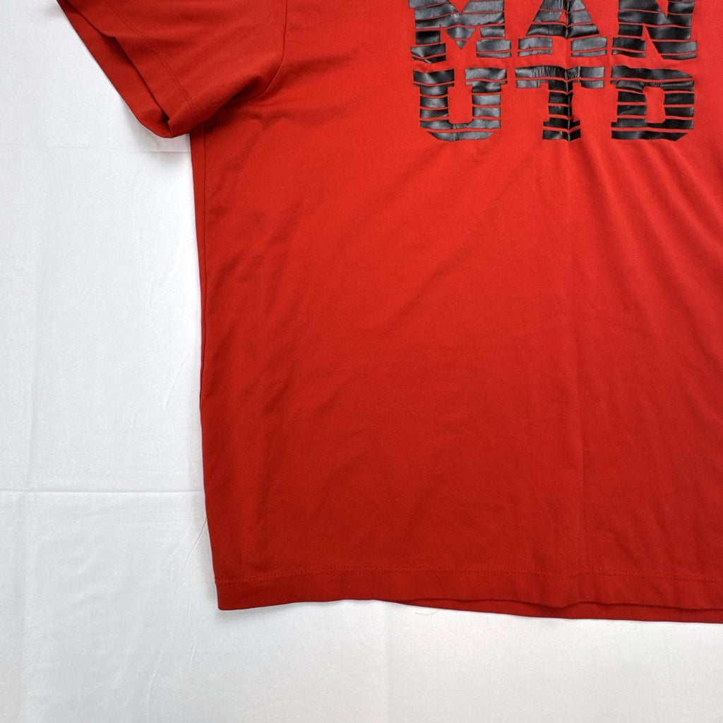 Manchester United men's XL red graphic t-shirt featuring the club crest and bold MAN UTD chest print.