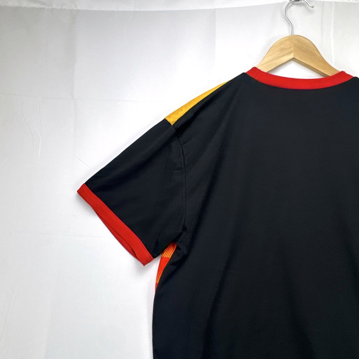 Strike Force Spain #8 soccer jersey in red, yellow, and black chevron print, men's size large