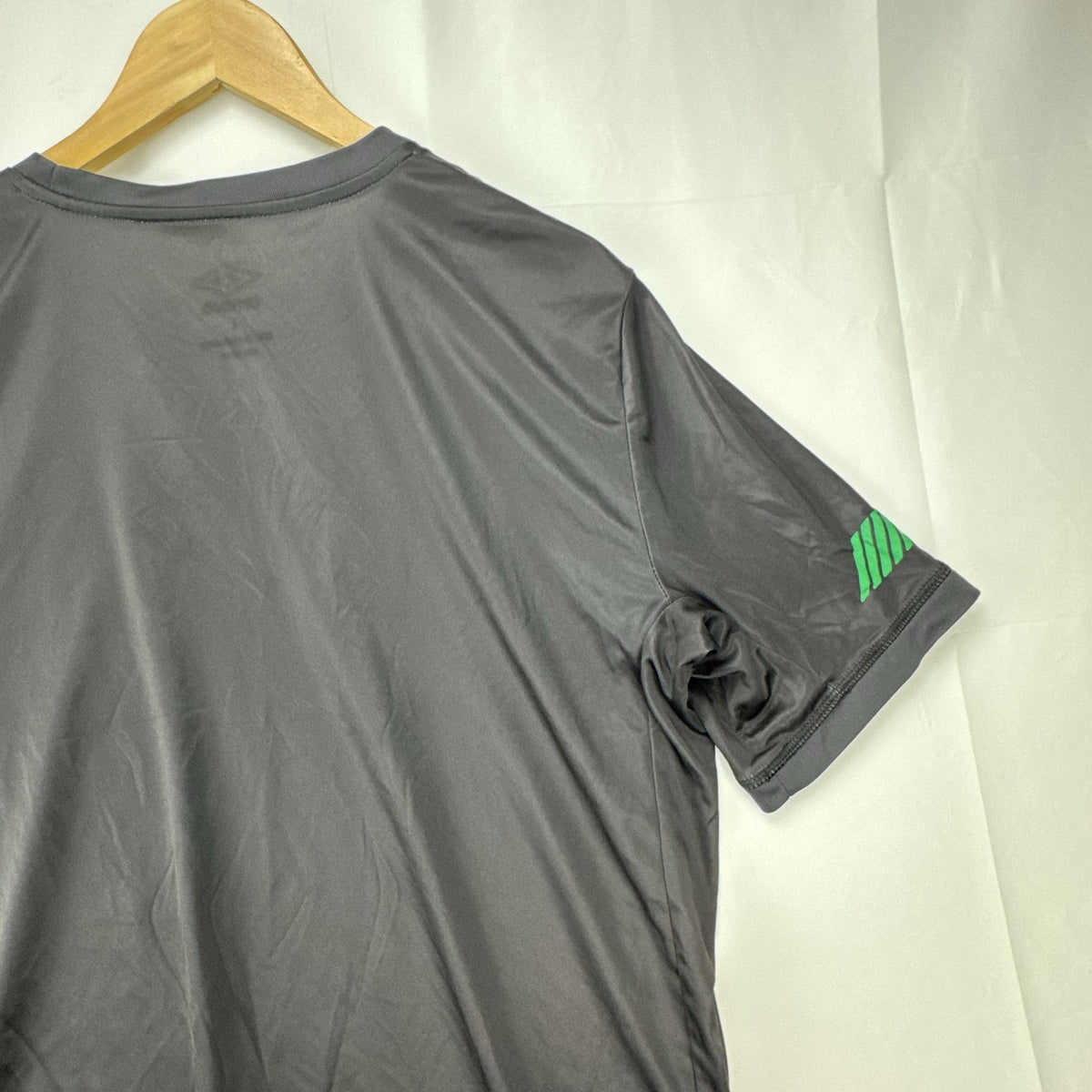 Umbro Mexico men's soccer training jersey in black with green trim, size large