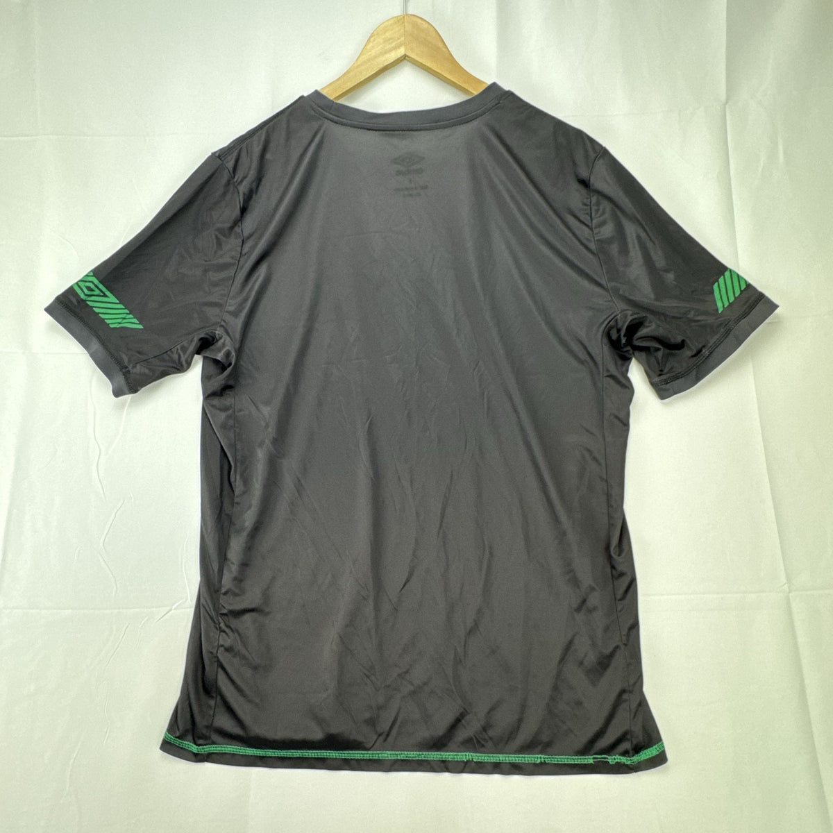 Umbro Mexico men's soccer training jersey in black with green trim, size large