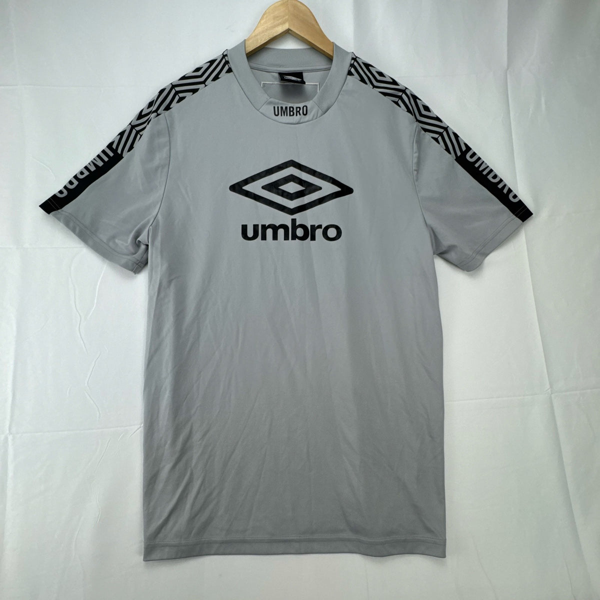 Umbro men's gray short sleeve soccer training jersey in size M featuring logo tape detailing