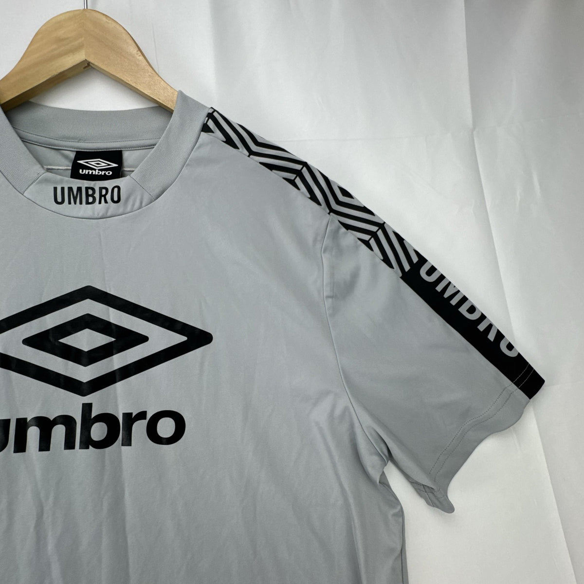 Umbro men's gray short sleeve soccer training jersey in size M featuring logo tape detailing
