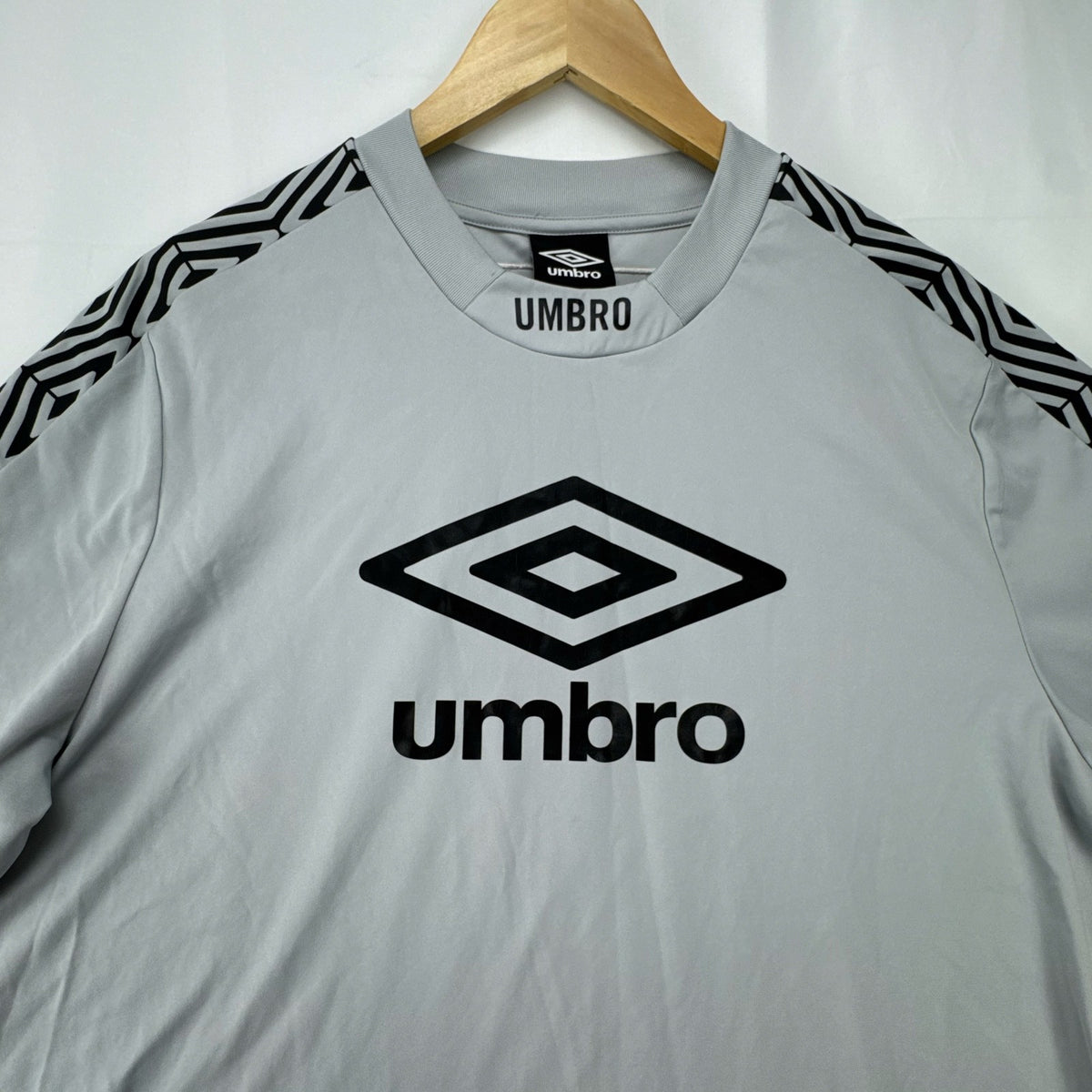 Umbro men's gray short sleeve soccer training jersey in size M featuring logo tape detailing