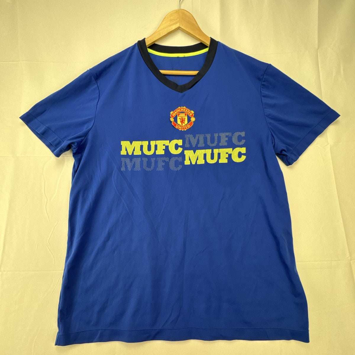 Men's Manchester United royal blue short-sleeve V-neck soccer training jersey in size XL.