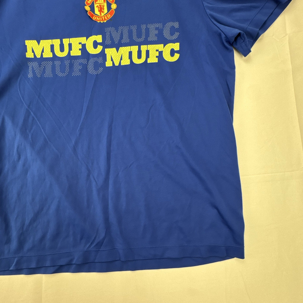 Men's Manchester United royal blue short-sleeve V-neck soccer training jersey in size XL.