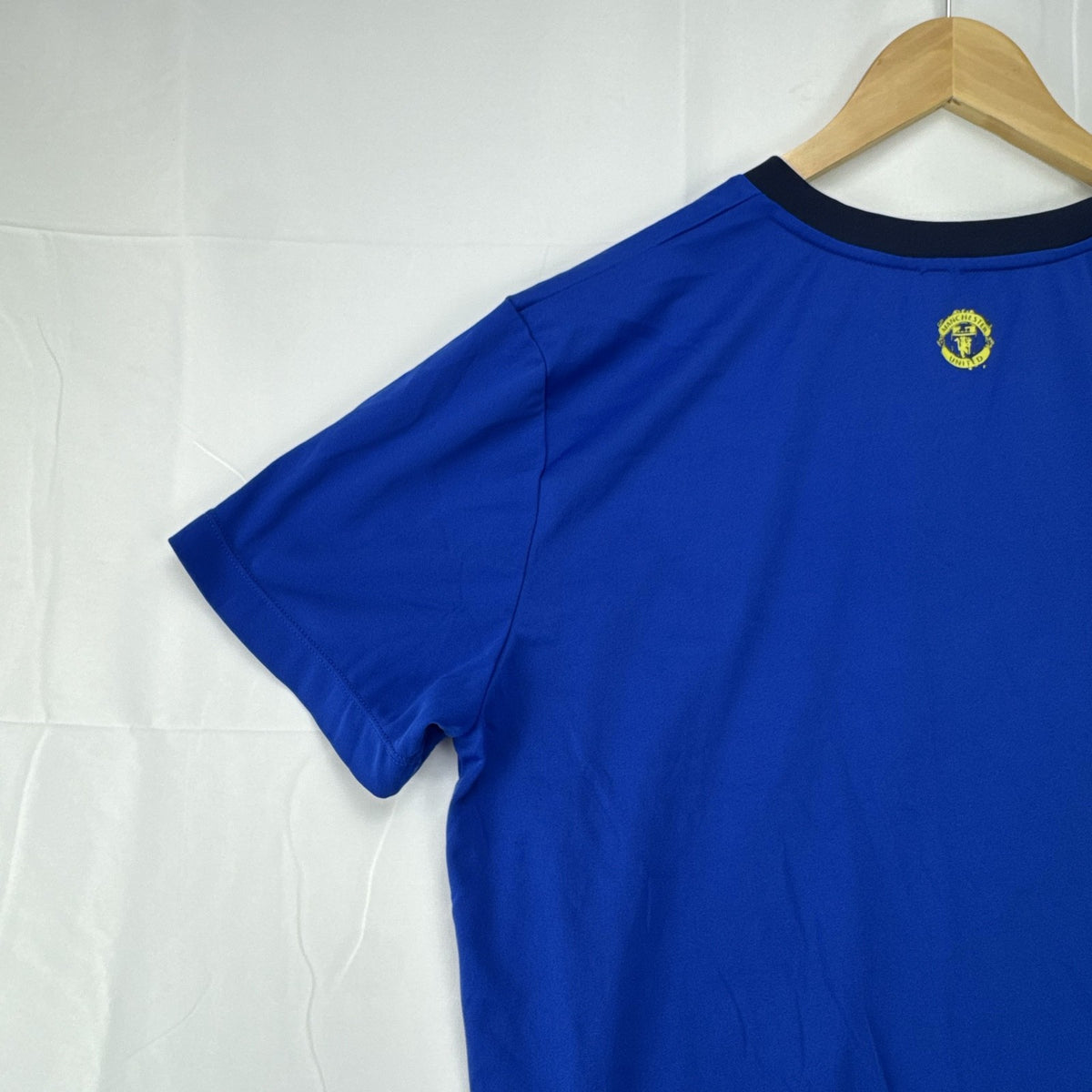Men's Manchester United royal blue short-sleeve V-neck soccer training jersey in size XL.