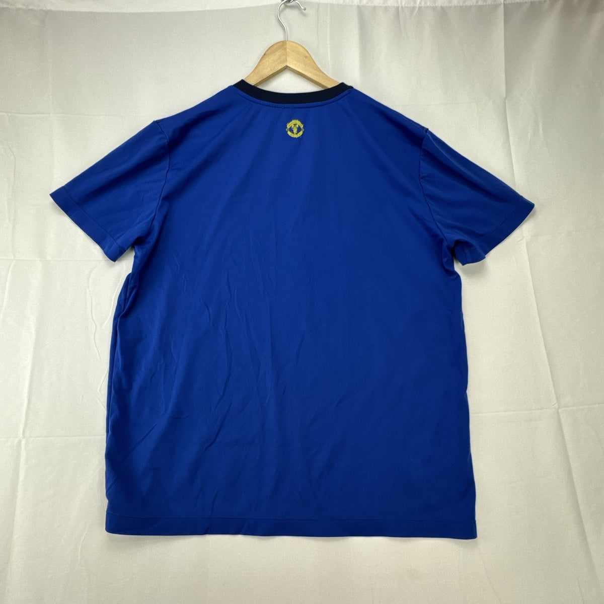 Men's Manchester United royal blue short-sleeve V-neck soccer training jersey in size XL.