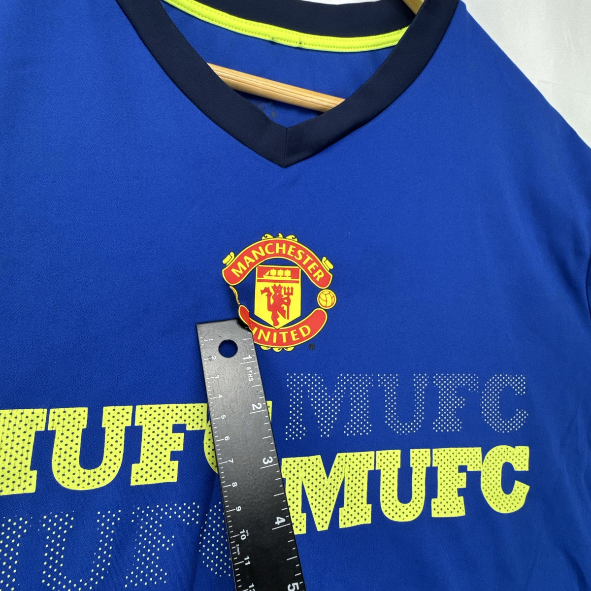 Men's Manchester United royal blue short-sleeve V-neck soccer training jersey in size XL.
