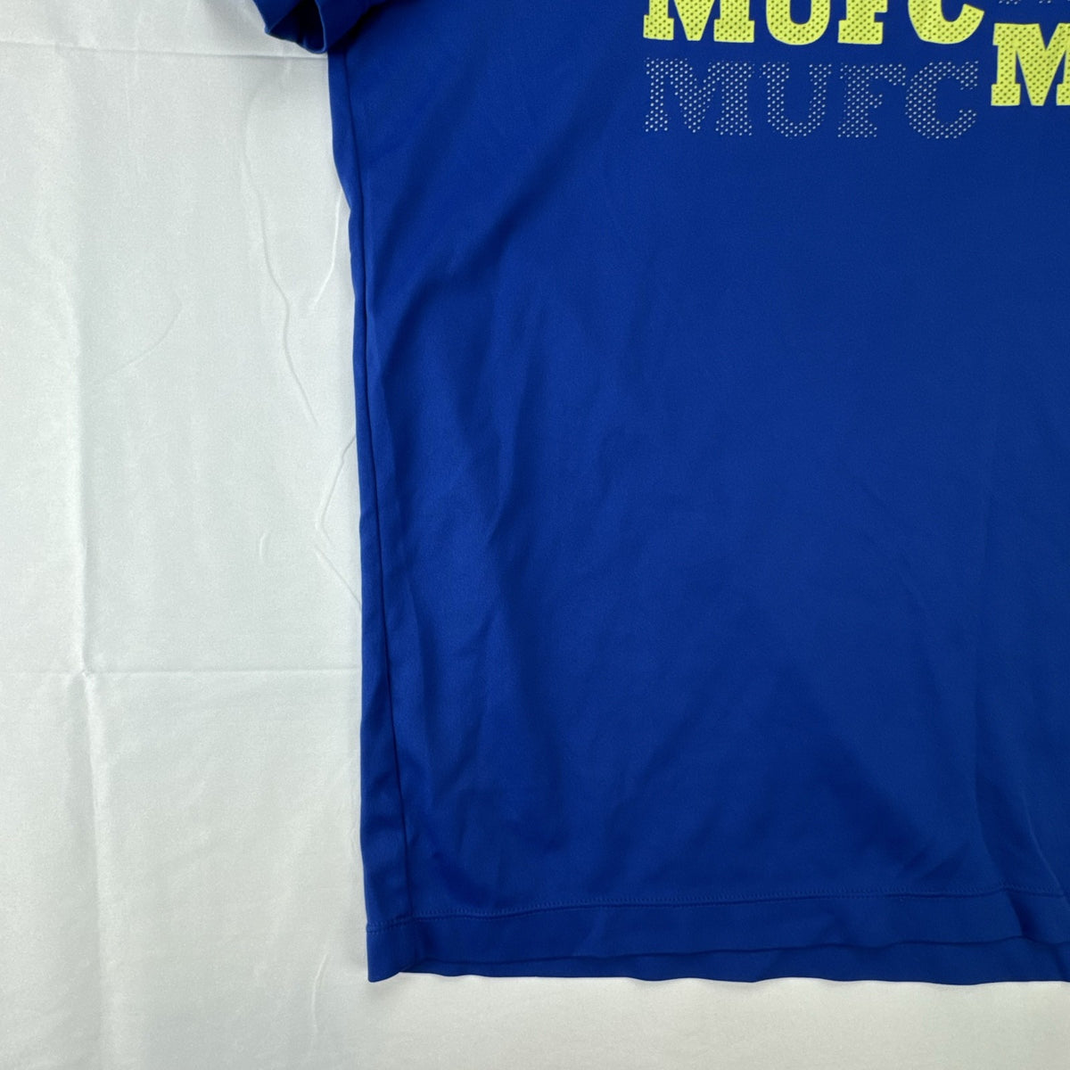 Men's Manchester United royal blue short-sleeve V-neck soccer training jersey in size XL.