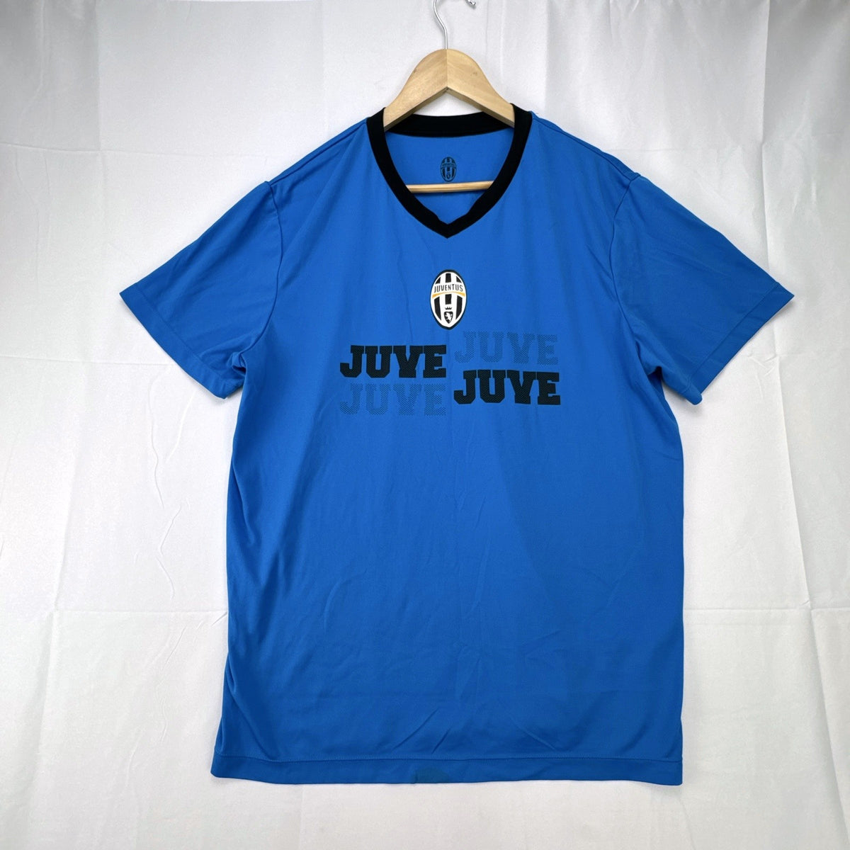 Juventus FC blue short-sleeve soccer jersey in men's XL with V-neck collar and Forza Juve back graphic