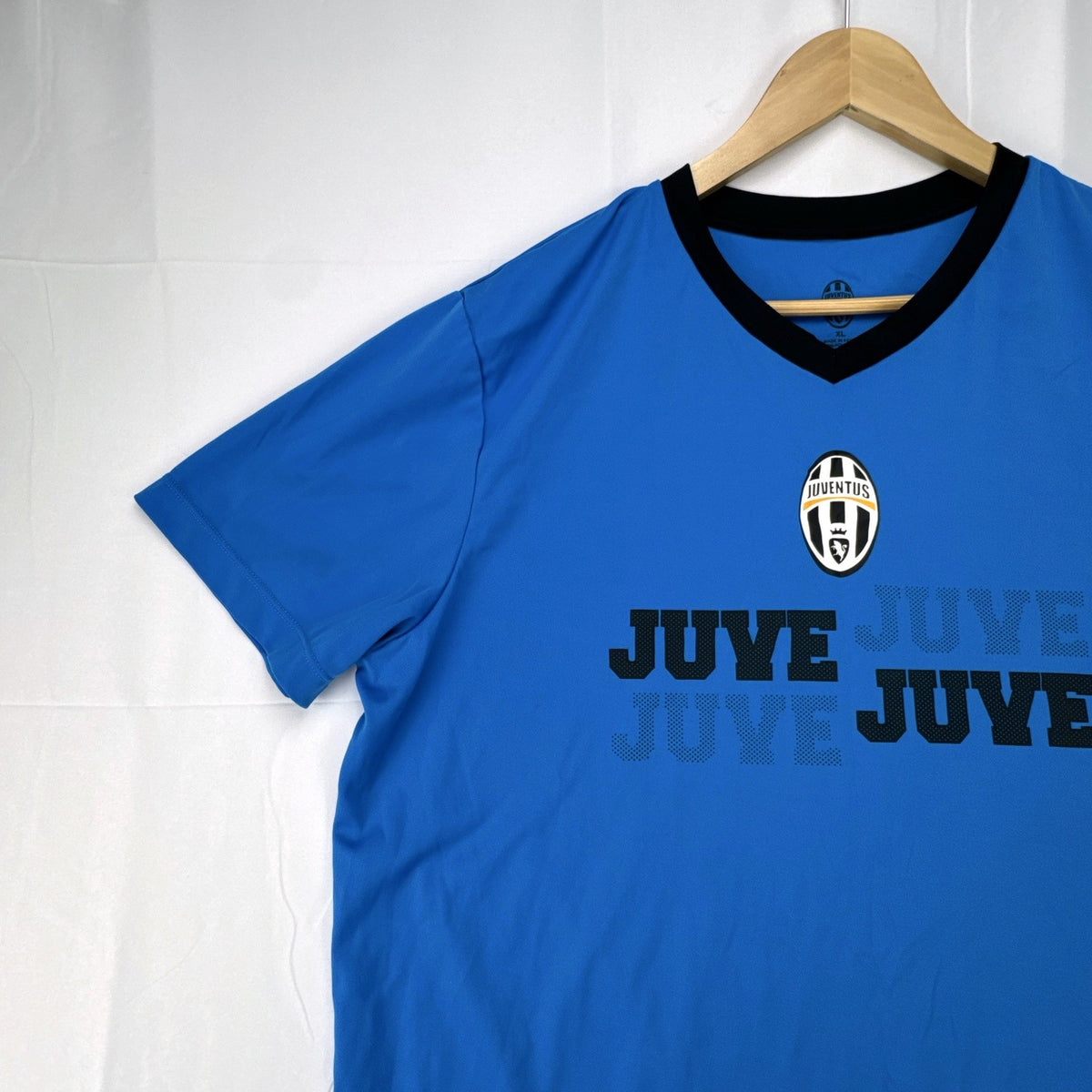 Juventus FC blue short-sleeve soccer jersey in men's XL with V-neck collar and Forza Juve back graphic