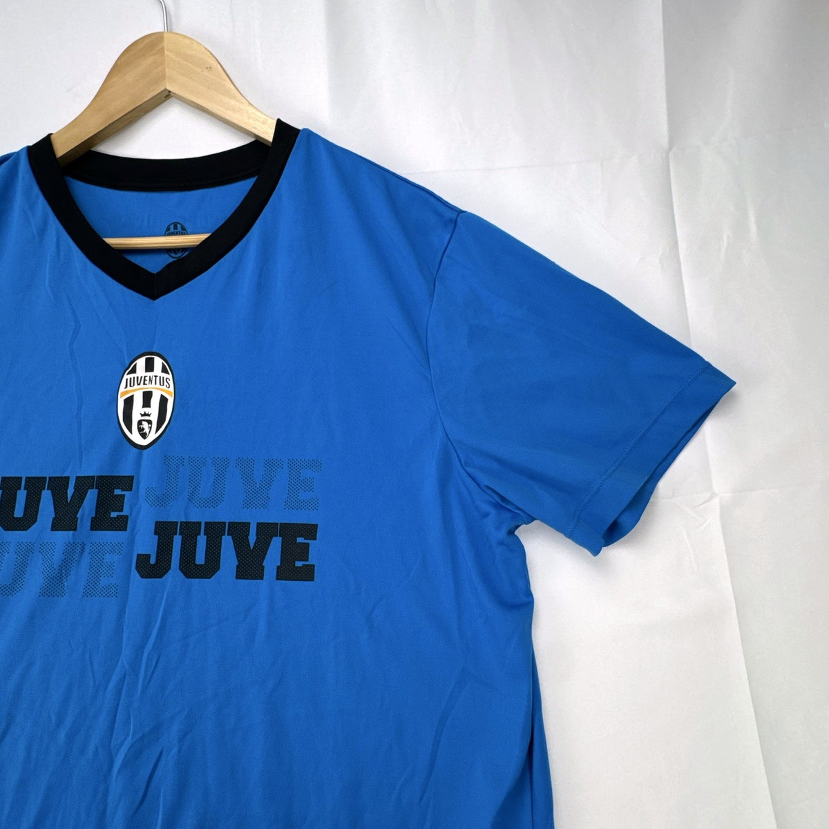 Juventus FC blue short-sleeve soccer jersey in men's XL with V-neck collar and Forza Juve back graphic
