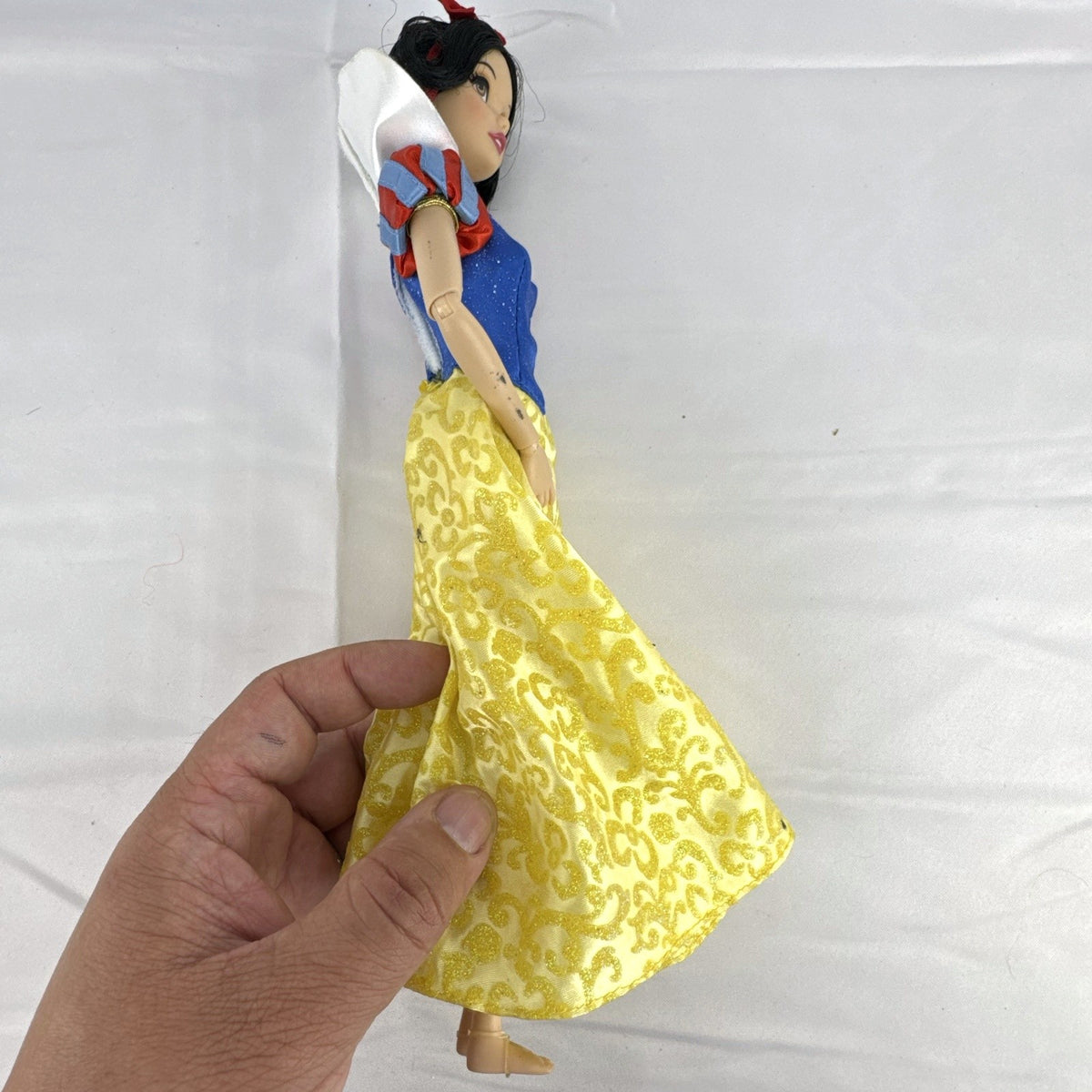 Disney Snow White 11-inch articulated fashion doll in yellow and blue glitter gown
