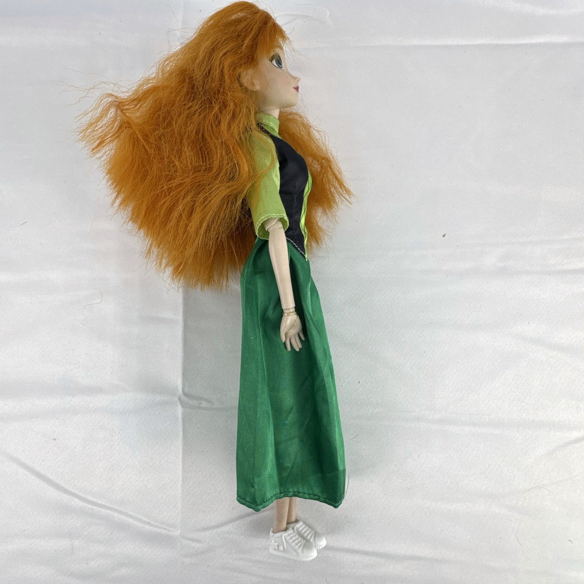Disney Store Princess Anna 11-inch articulated fashion doll in green coronation dress and white shoes.