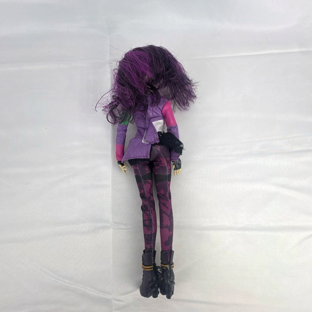 Hasbro Disney Descendants Mal 11-inch articulated doll with purple hair in Isle of the Lost outfit