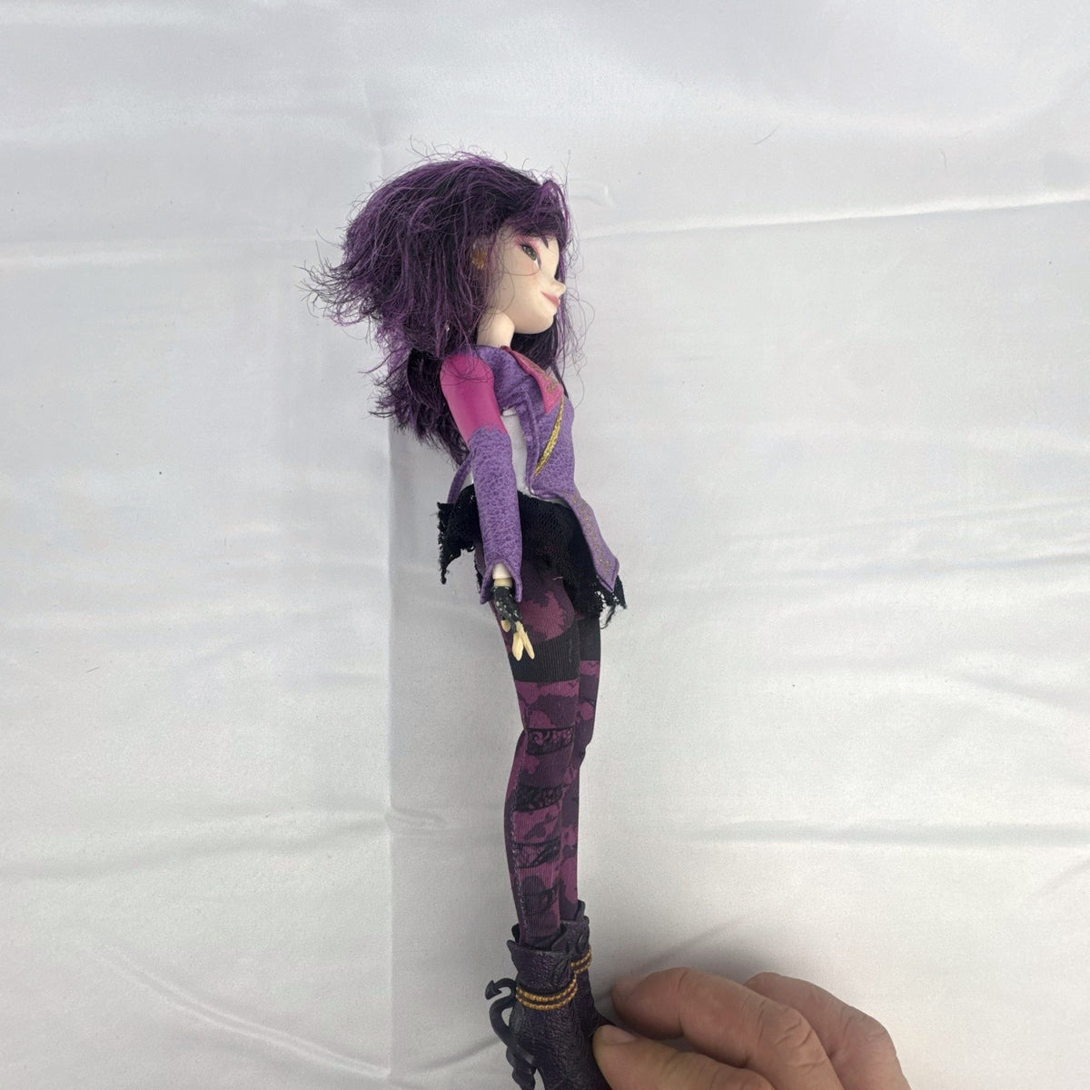 Hasbro Disney Descendants Mal 11-inch articulated doll with purple hair in Isle of the Lost outfit