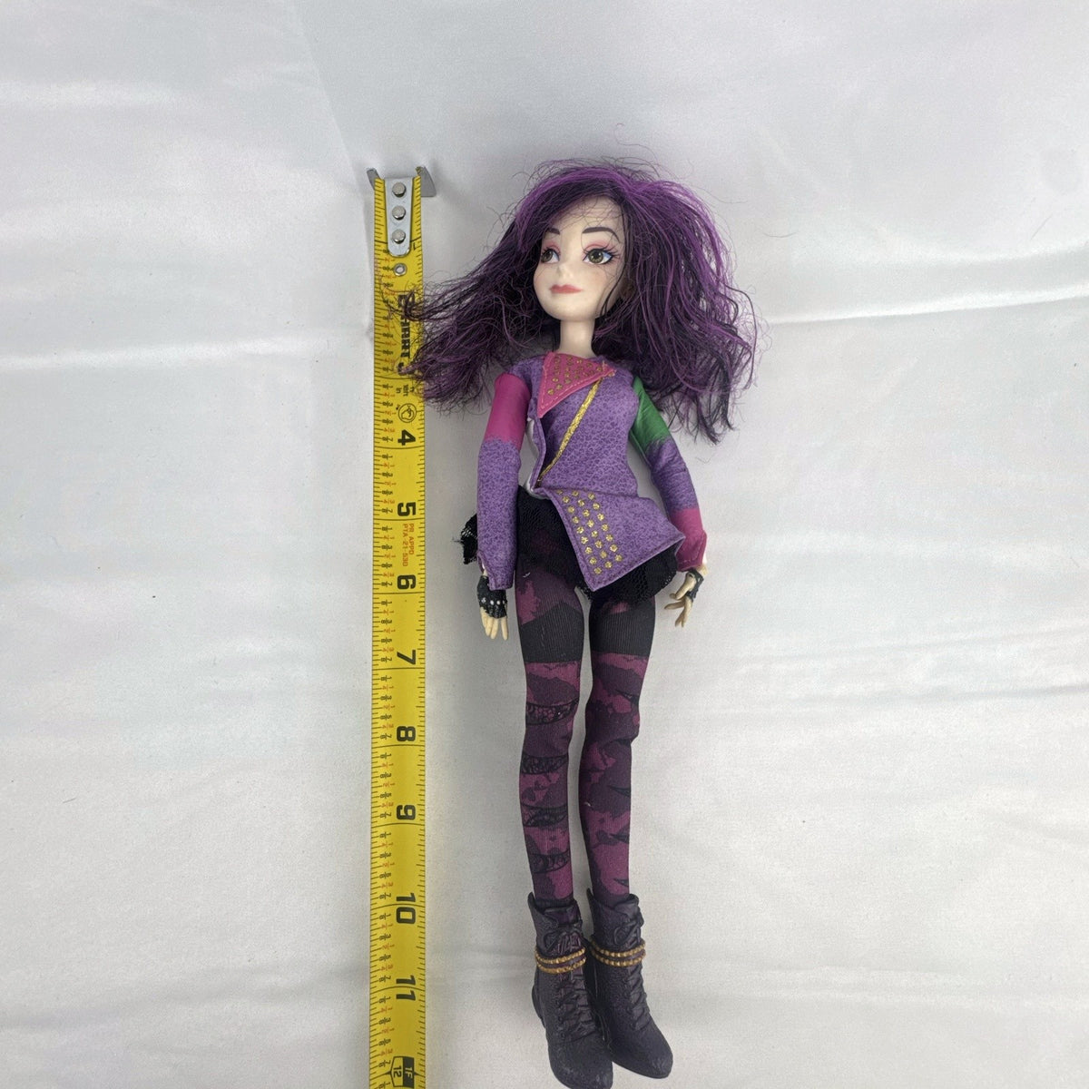 Hasbro Disney Descendants Mal 11-inch articulated doll with purple hair in Isle of the Lost outfit