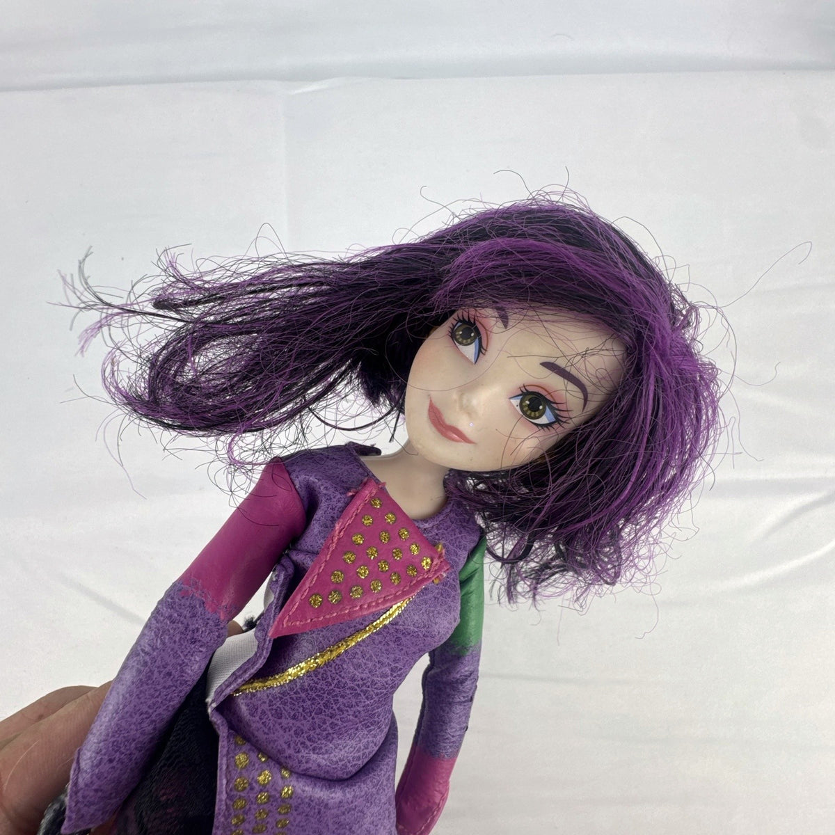 Hasbro Disney Descendants Mal 11-inch articulated doll with purple hair in Isle of the Lost outfit