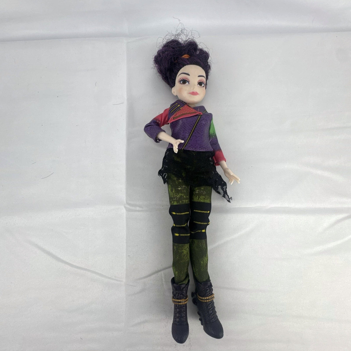 Hasbro Disney Descendants 11-inch Mal fashion doll in signature purple Isle of the Lost outfit