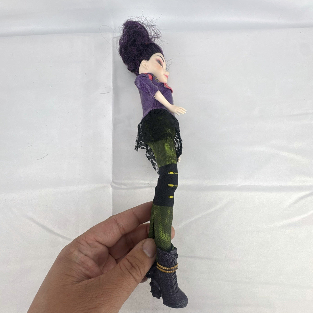 Hasbro Disney Descendants 11-inch Mal fashion doll in signature purple Isle of the Lost outfit