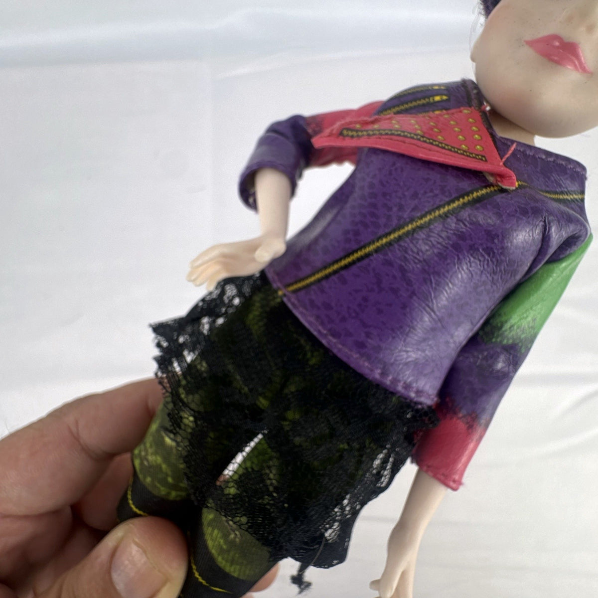 Hasbro Disney Descendants 11-inch Mal fashion doll in signature purple Isle of the Lost outfit