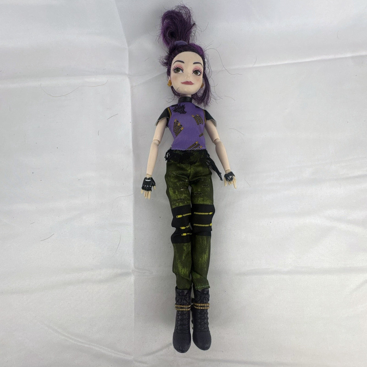 Hasbro Disney Descendants Mal 11-inch articulated fashion doll with purple hair in Isle of the Lost outfit