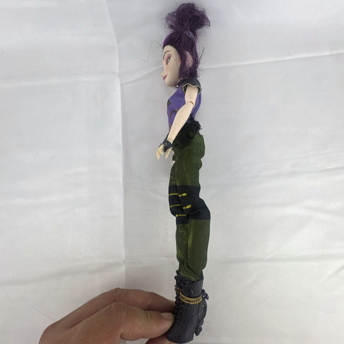Hasbro Disney Descendants Mal 11-inch articulated fashion doll with purple hair in Isle of the Lost outfit