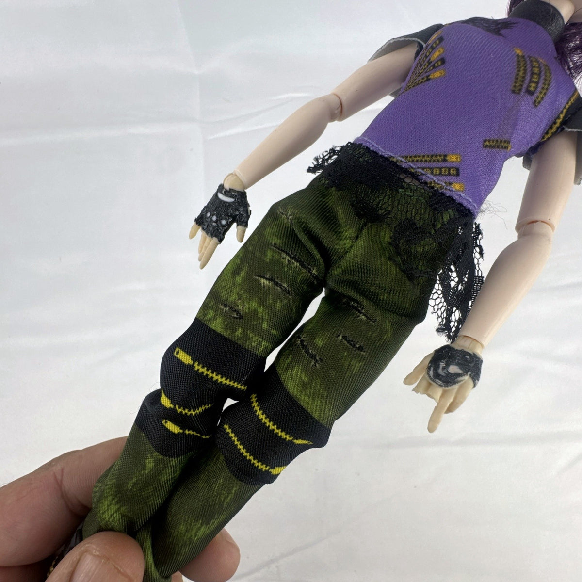 Hasbro Disney Descendants Mal 11-inch articulated fashion doll with purple hair in Isle of the Lost outfit