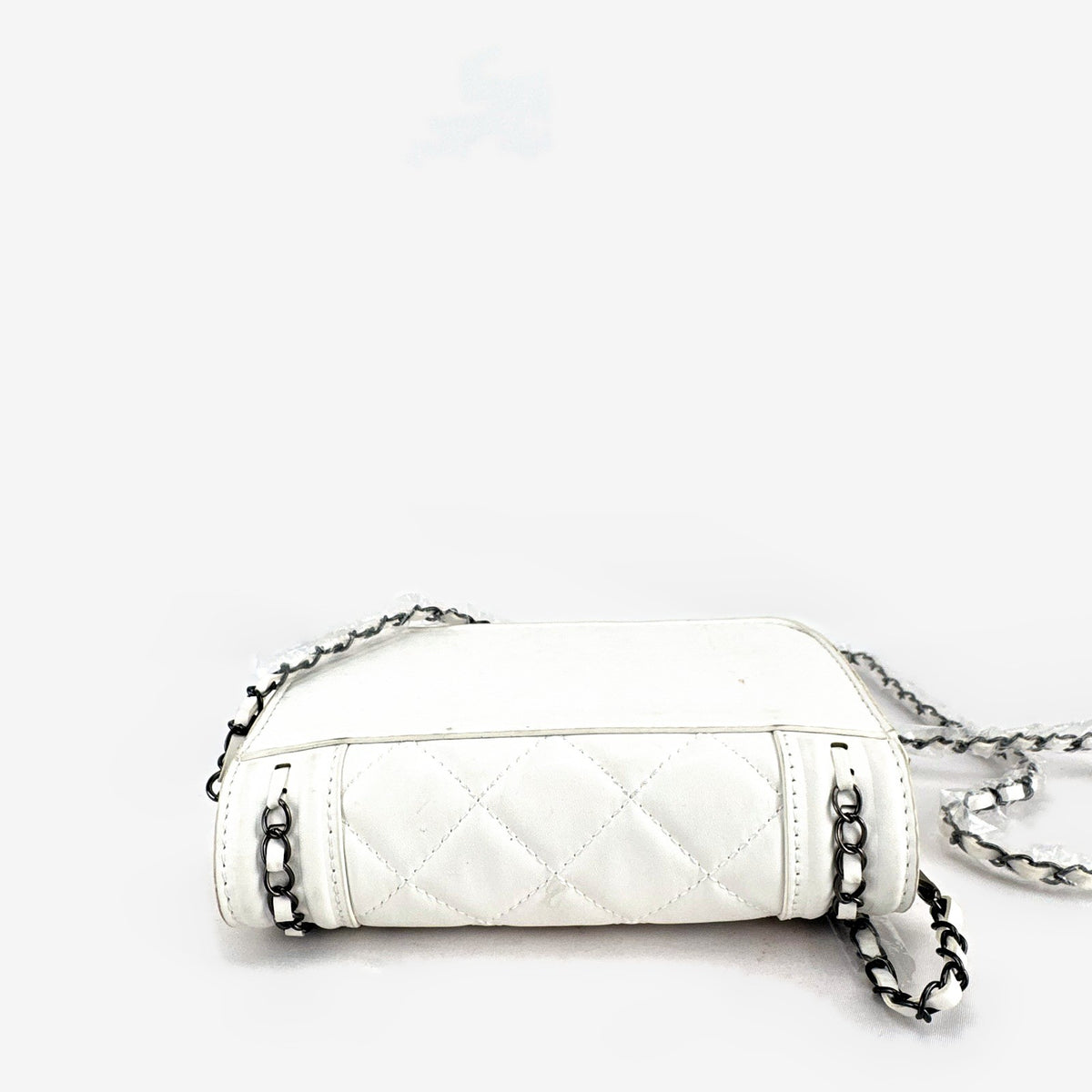 Badgley Mischka white quilted faux leather crossbody bag with gunmetal chain strap