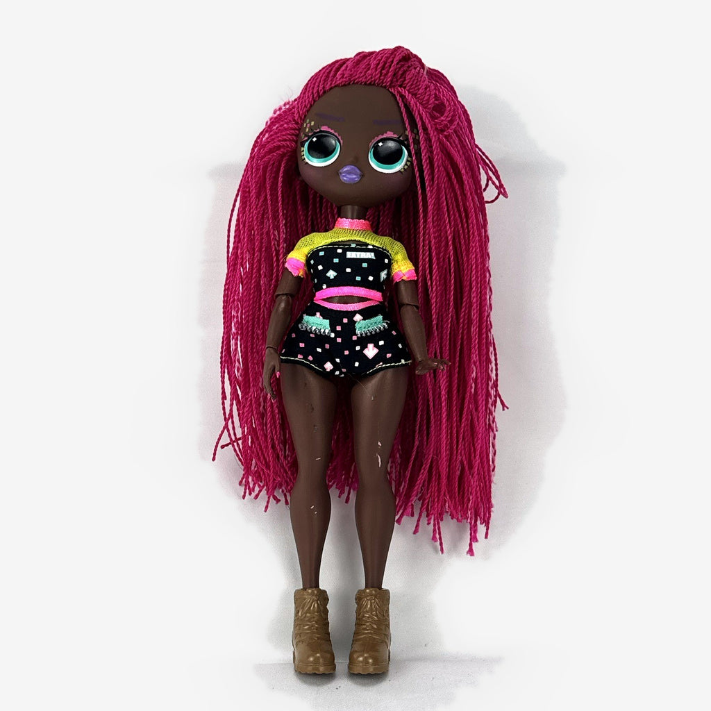 MGA Entertainment LOL Surprise OMG Virtuelle fashion doll with pink micro-braids in two-piece dance outfit