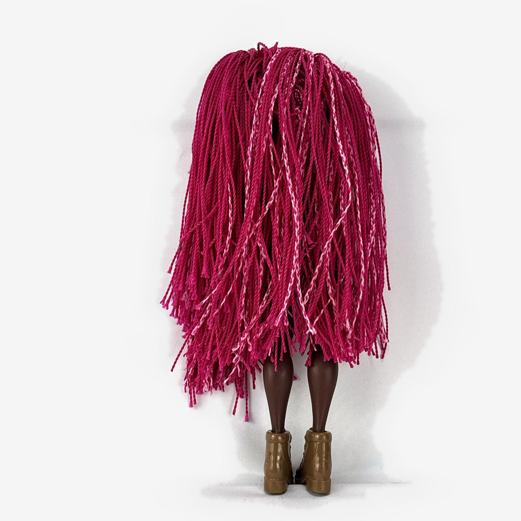 MGA Entertainment LOL Surprise OMG Virtuelle fashion doll with pink micro-braids in two-piece dance outfit