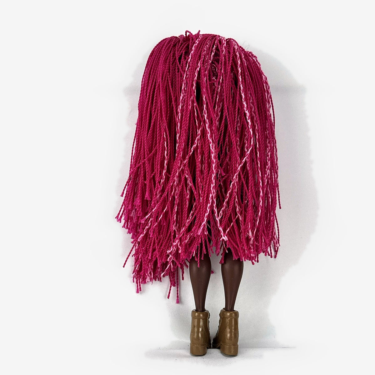 MGA Entertainment LOL Surprise OMG Virtuelle fashion doll with pink micro-braids in two-piece dance outfit