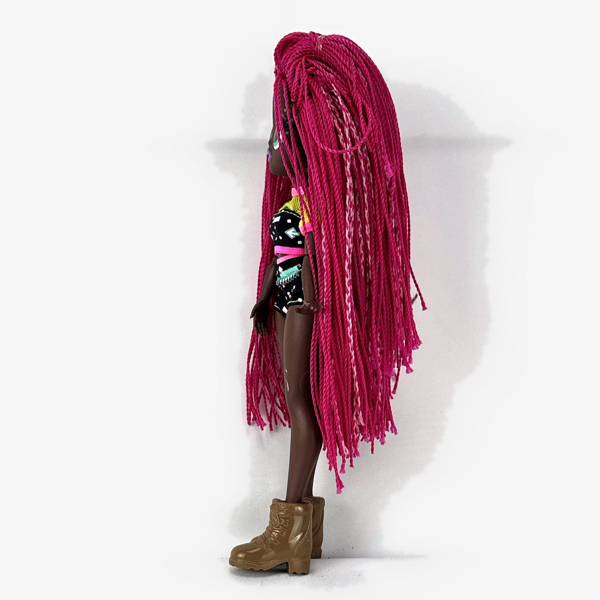 MGA Entertainment LOL Surprise OMG Virtuelle fashion doll with pink micro-braids in two-piece dance outfit