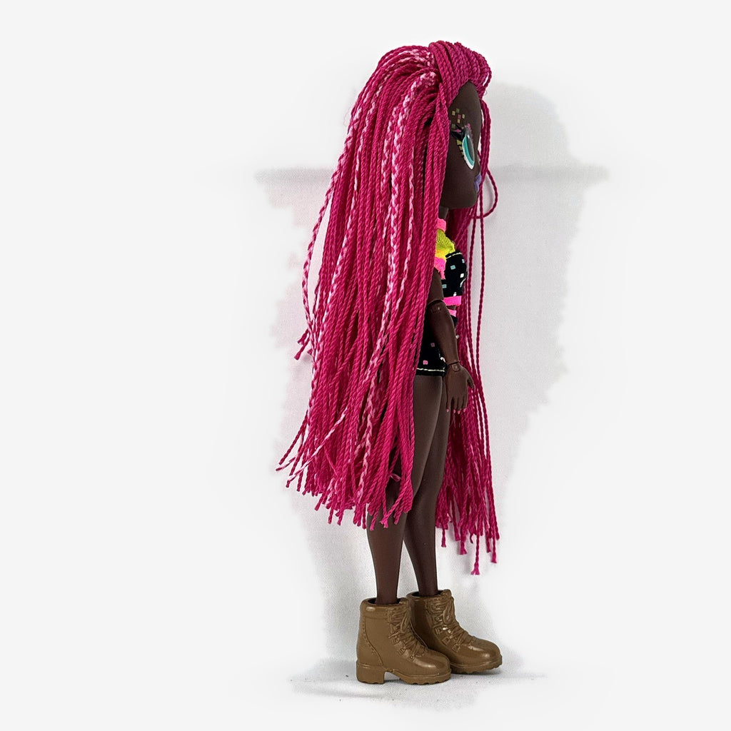 MGA Entertainment LOL Surprise OMG Virtuelle fashion doll with pink micro-braids in two-piece dance outfit