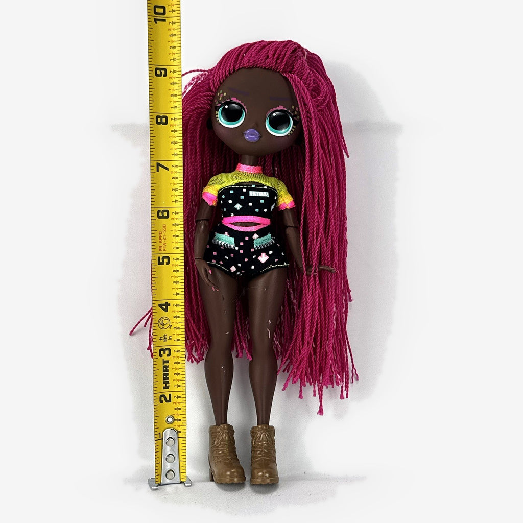 MGA Entertainment LOL Surprise OMG Virtuelle fashion doll with pink micro-braids in two-piece dance outfit