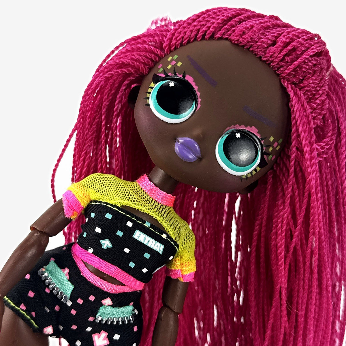 MGA Entertainment LOL Surprise OMG Virtuelle fashion doll with pink micro-braids in two-piece dance outfit
