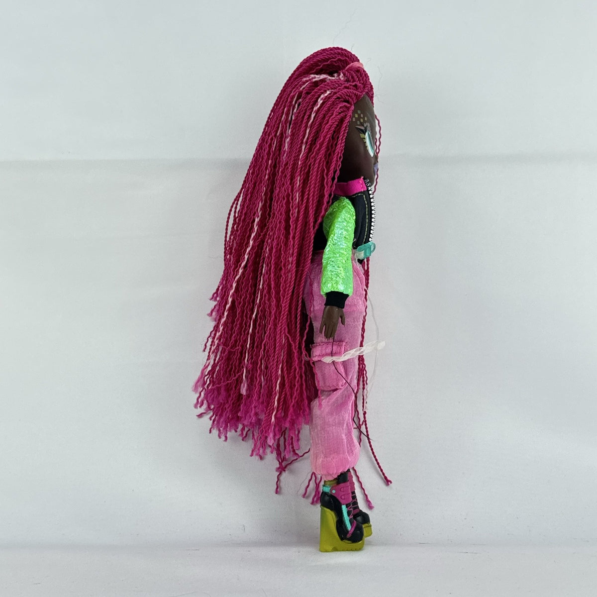 MGA LOL Surprise OMG Virtuelle 10-inch fashion doll with long neon pink micro-braided hair and dance outfit