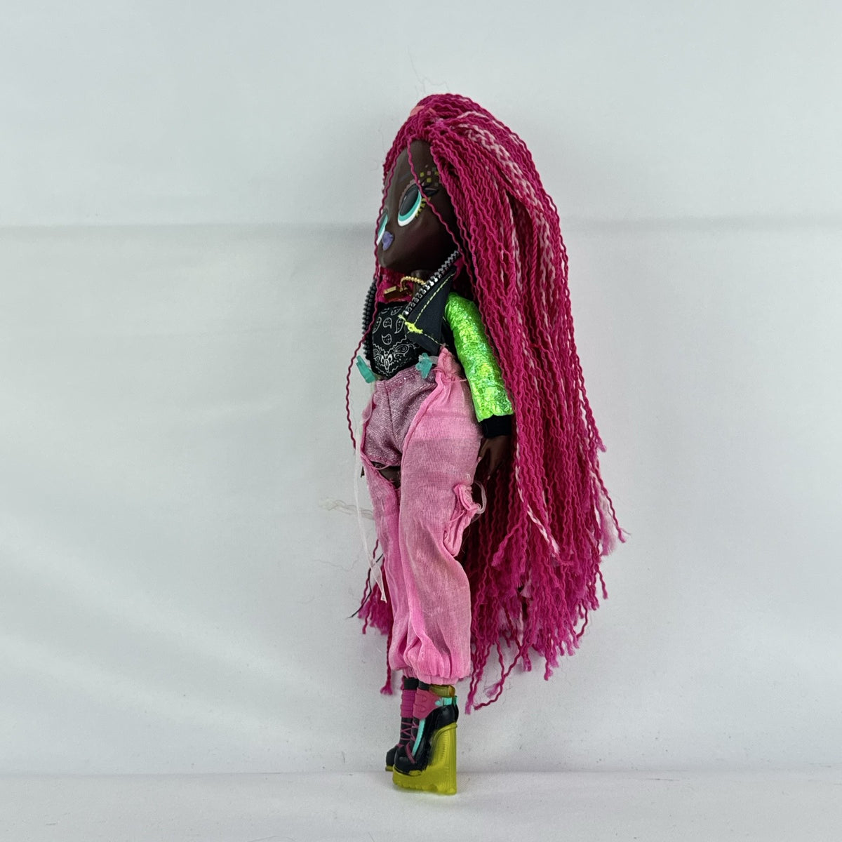 MGA LOL Surprise OMG Virtuelle 10-inch fashion doll with long neon pink micro-braided hair and dance outfit