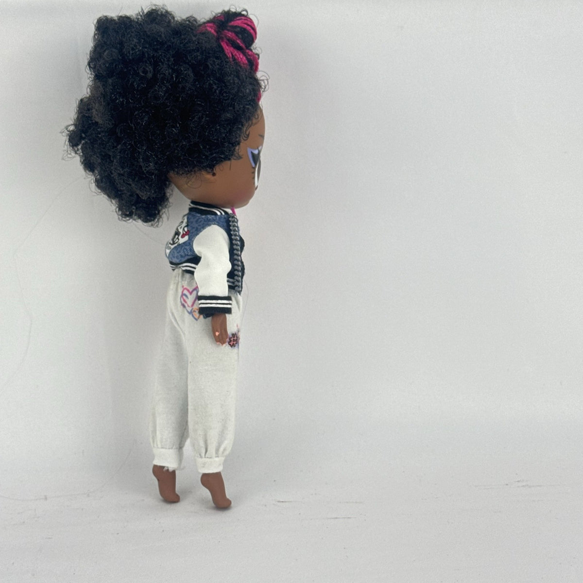 MGA Entertainment L.O.L. Surprise! Tweens Hoops Cutie fashion doll wearing varsity jacket and MVP athletic outfit