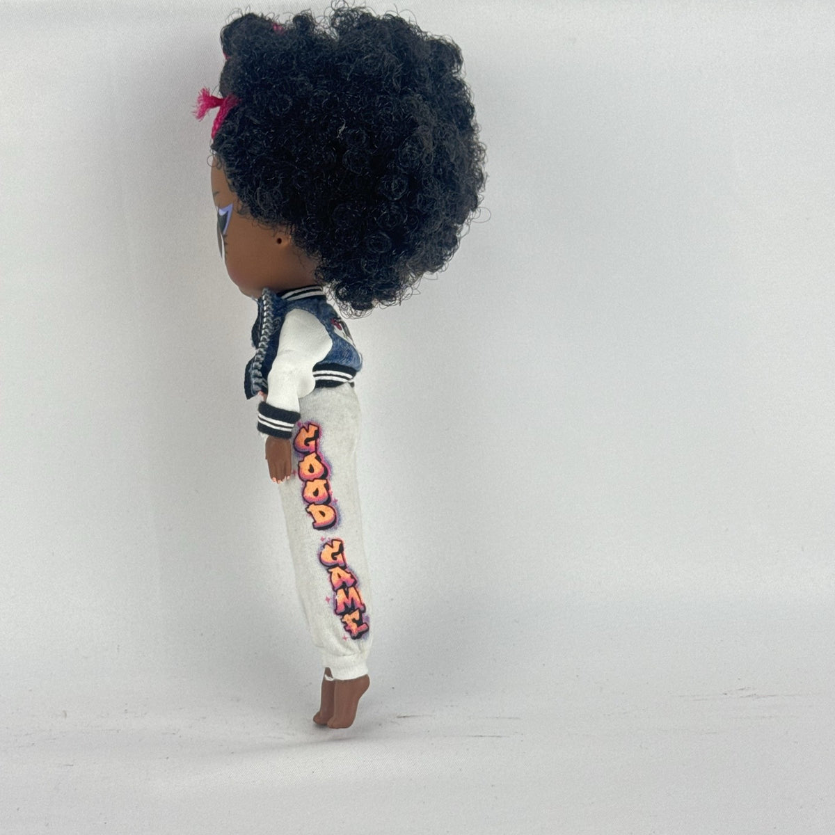 MGA Entertainment L.O.L. Surprise! Tweens Hoops Cutie fashion doll wearing varsity jacket and MVP athletic outfit