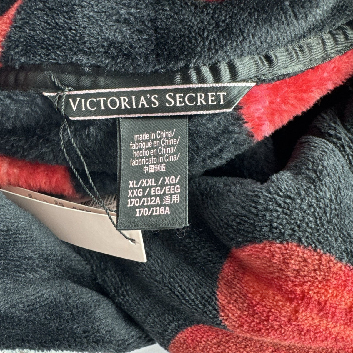 Victoria's Secret women's short plush fleece robe in black with red heart print, size XL/XXL