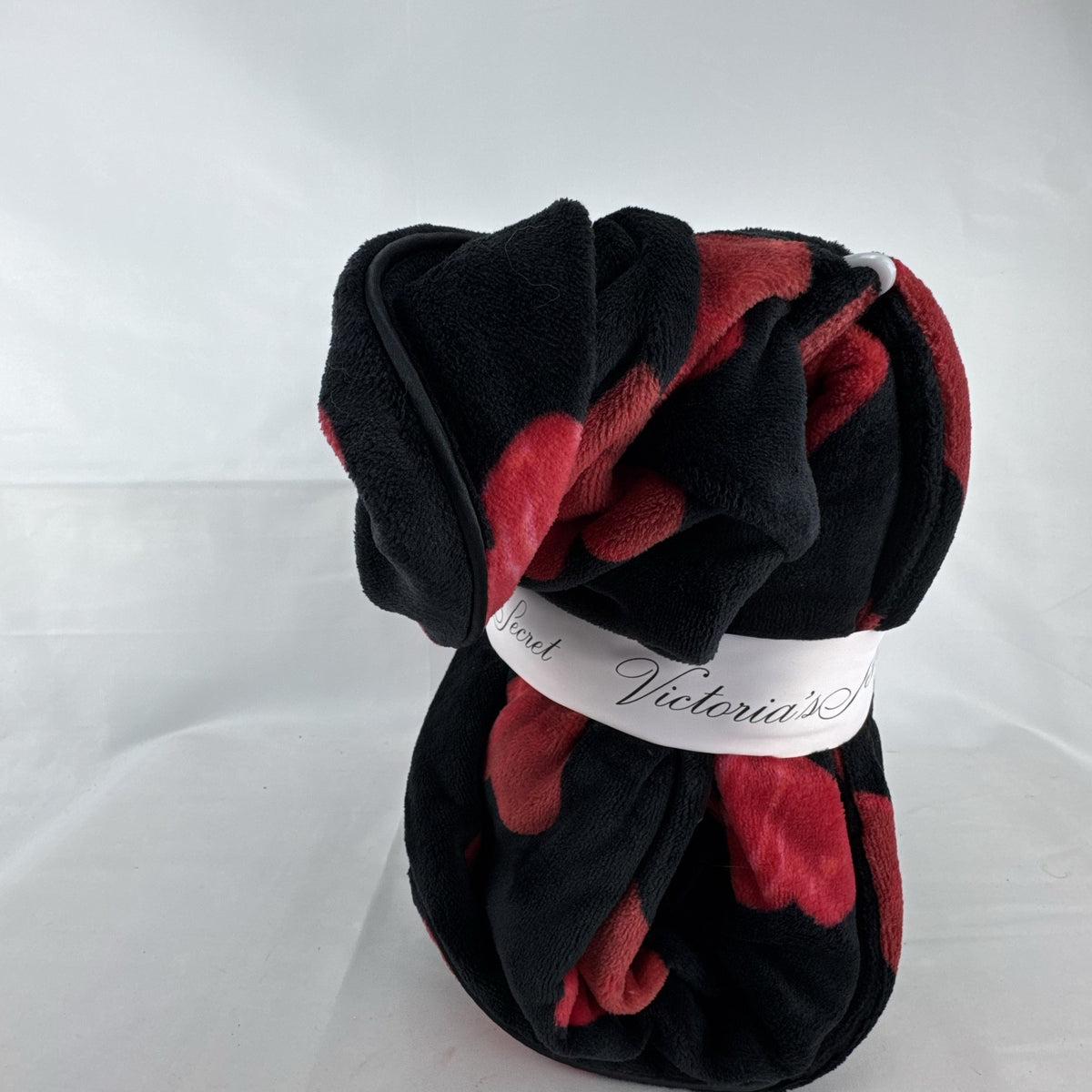 Victoria's Secret women's short plush fleece robe in black with red heart print, size XL/XXL