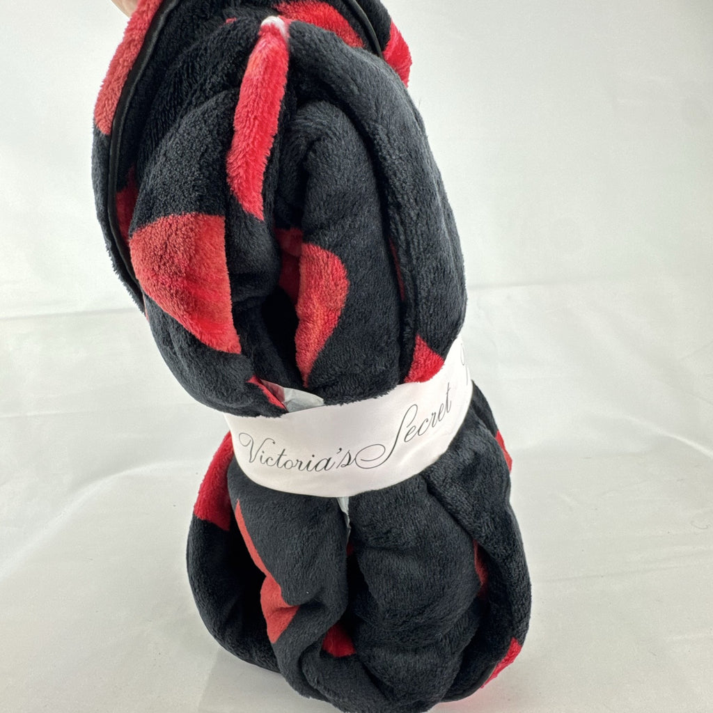 Victoria's Secret black plush fleece short robe patterned with red hearts and featuring a tie belt, size XL/XXL.