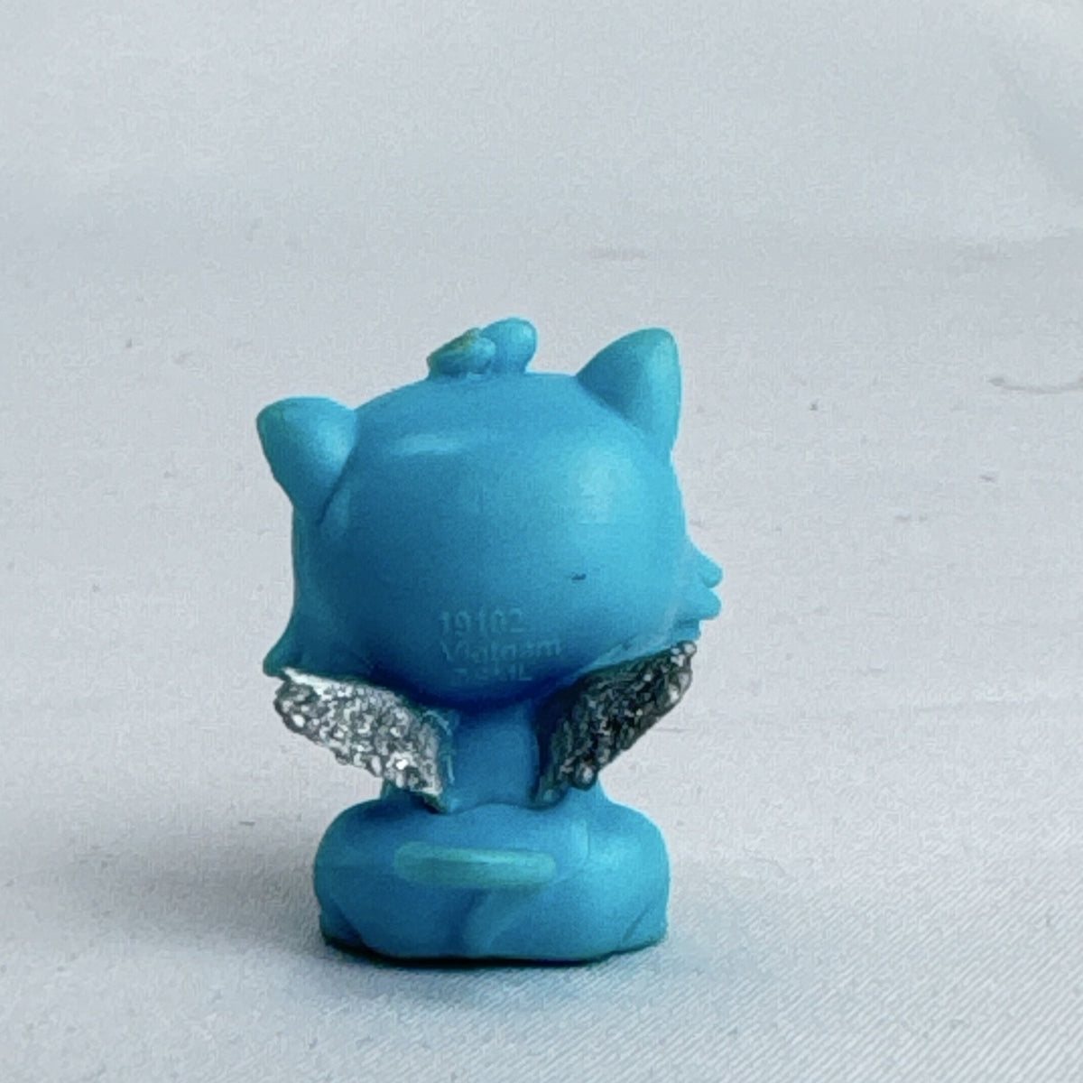 Spin Master Hatchimals CollEGGtibles blue cat miniature figure with silver glitter wings