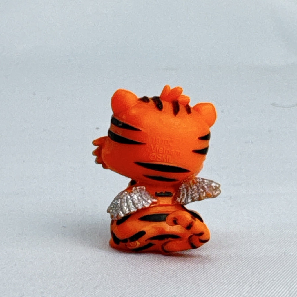 Spin Master Hatchimals Colleggtibles orange tiger miniature figure with silver glitter wings
