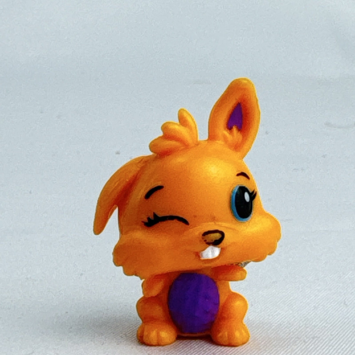 Spin Master Hatchimals CollEGGtibles orange winking bunny rabbit mini figure with silver glitter wings