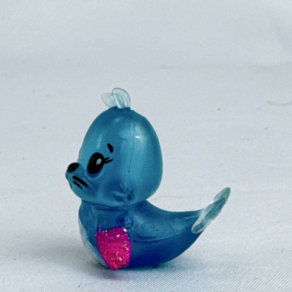 Spin Master Hatchimals CollEGGtibles translucent blue winking seal mini figure with pink glitter