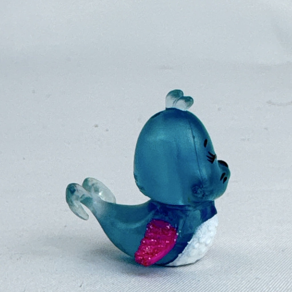 Spin Master Hatchimals CollEGGtibles translucent blue winking seal mini figure with pink glitter